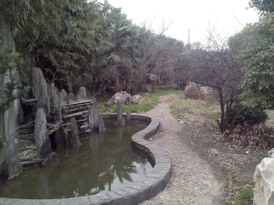 廠房內(nèi)部小公園，林蔭道